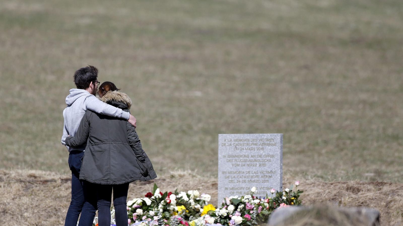 Foto: Familiares de las víctimas visitan el monolito en homenaje a los fallecidos del avión de Germanwings. (Efe)
