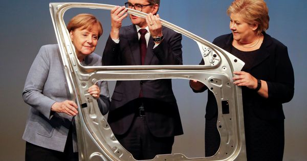 Foto: Foto de archivo de la canciller alemana, Angela Merkel, en la inauguración de una línea de producción de vehículos en Alemania. (Reuters) 