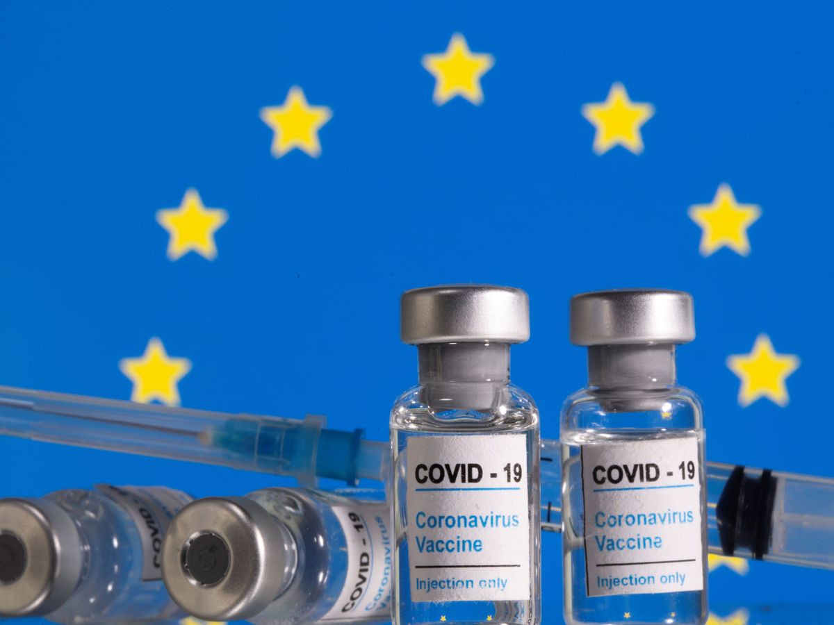Foto: Dosis de la vacuna con una bandera europea de fondo. (Reuters)