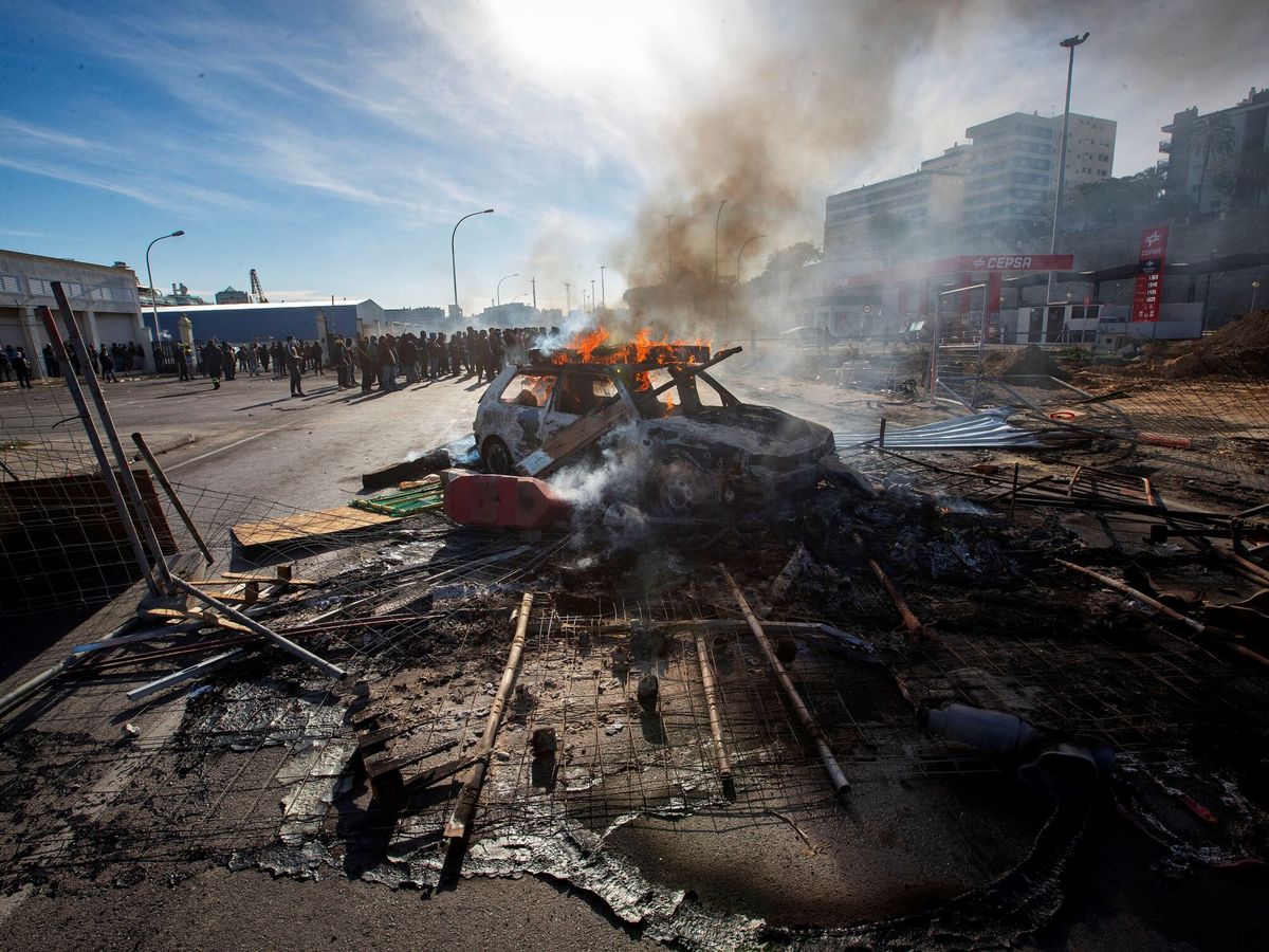 Foto: Piquete por la huelga del metal en Cádiz. (EFE/Román Ríos)