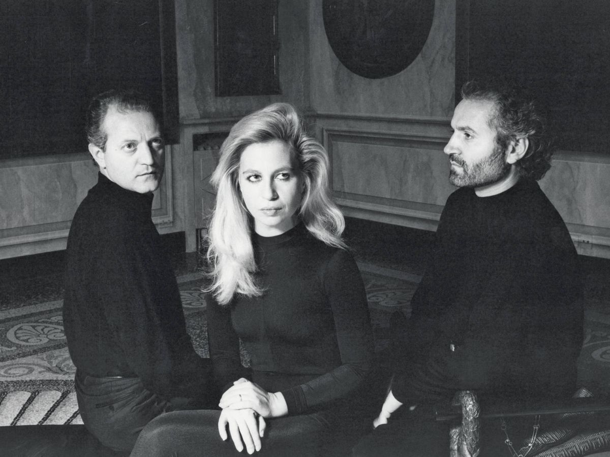Foto: Santo, Donatella y Gianni Versace fotografíados en 1987. (Alfa Castaldi)
