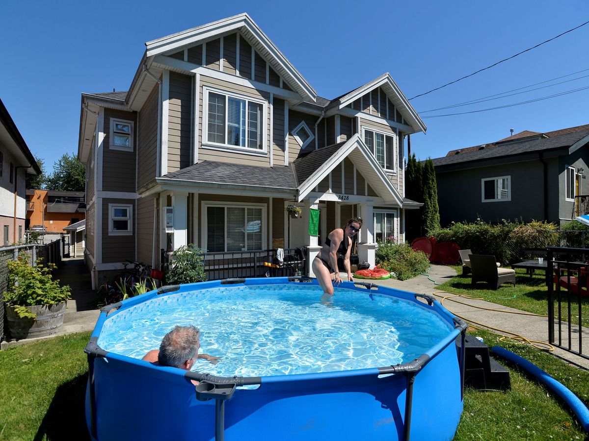 Foto: Ola de calor en Canadá. Una pareja en su casa en Vancouver. (Reuters)