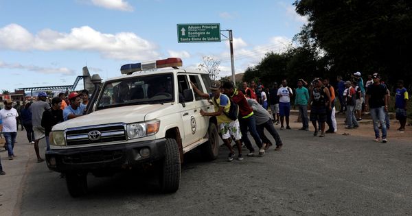 Foto: Una ambulancia transportado a los heridos indígenas por el ataque. (Reuters)