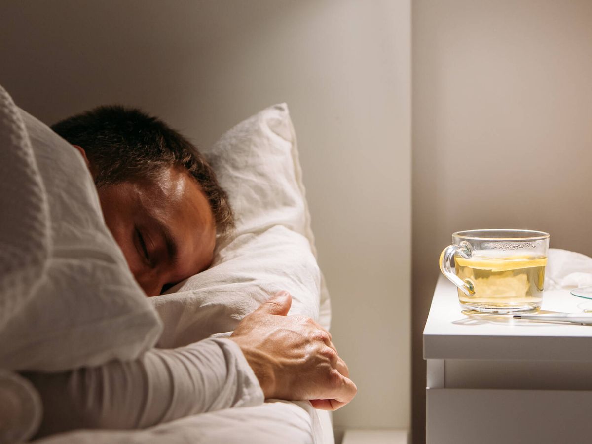 Foto: Las infusiones naturales te pueden ayudar a dormir mejor y descansar. (iStock)