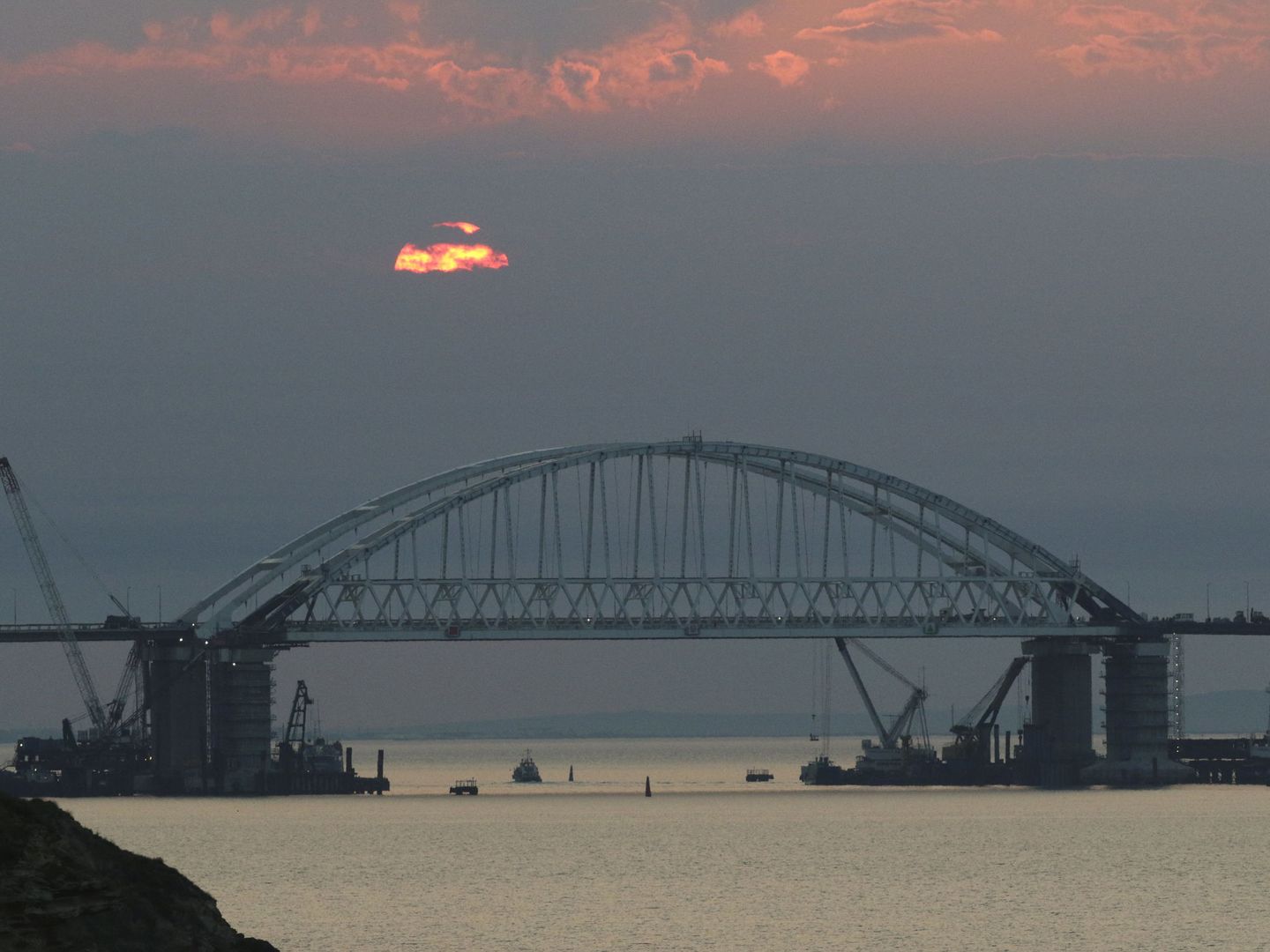 El puente sobre el estrecho de Kerch, que conecta Crimea con Krasnodar. (Reuters)