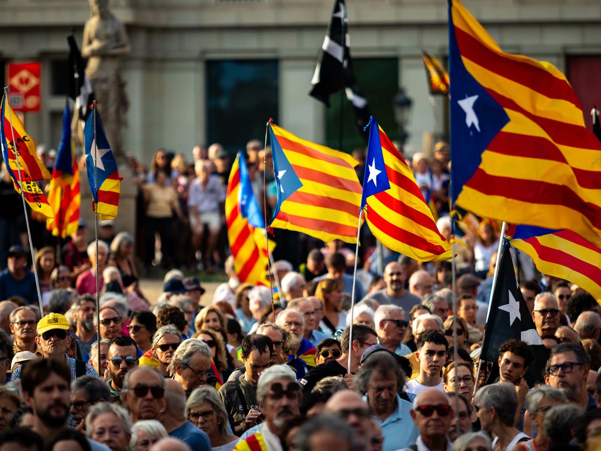 Foto: Cientos de manifestantes en la plaza de Catalunya en Barcelona. (Europa Press/Kike Rincón) 