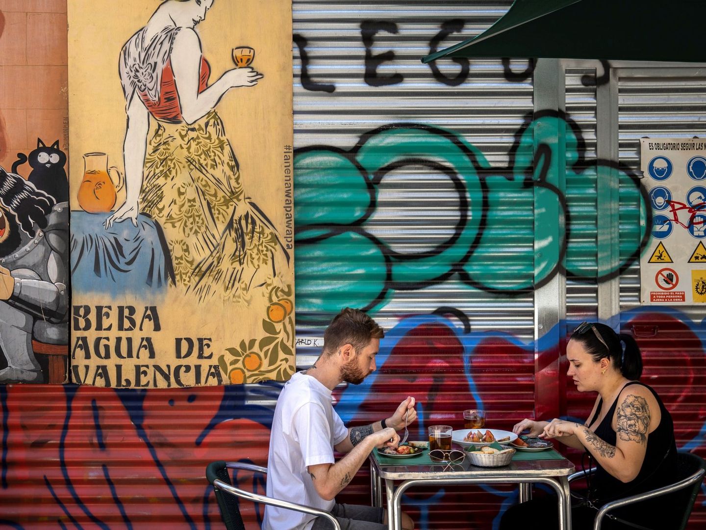 Dos personas comen en la terraza de un bar del centro histórico de Valencia. (EFE)
