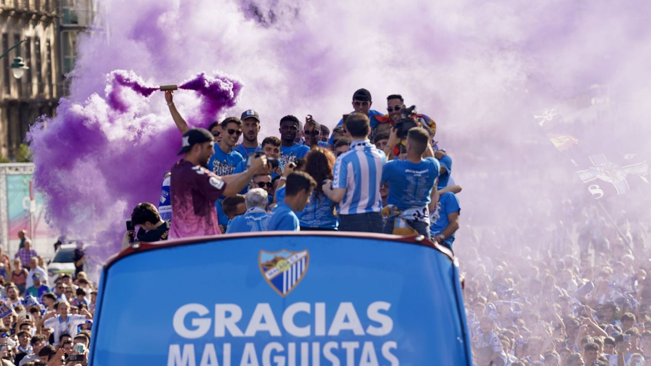 Foto: El Málaga celebra el ascenso. (Europa Press/Álex Zea))