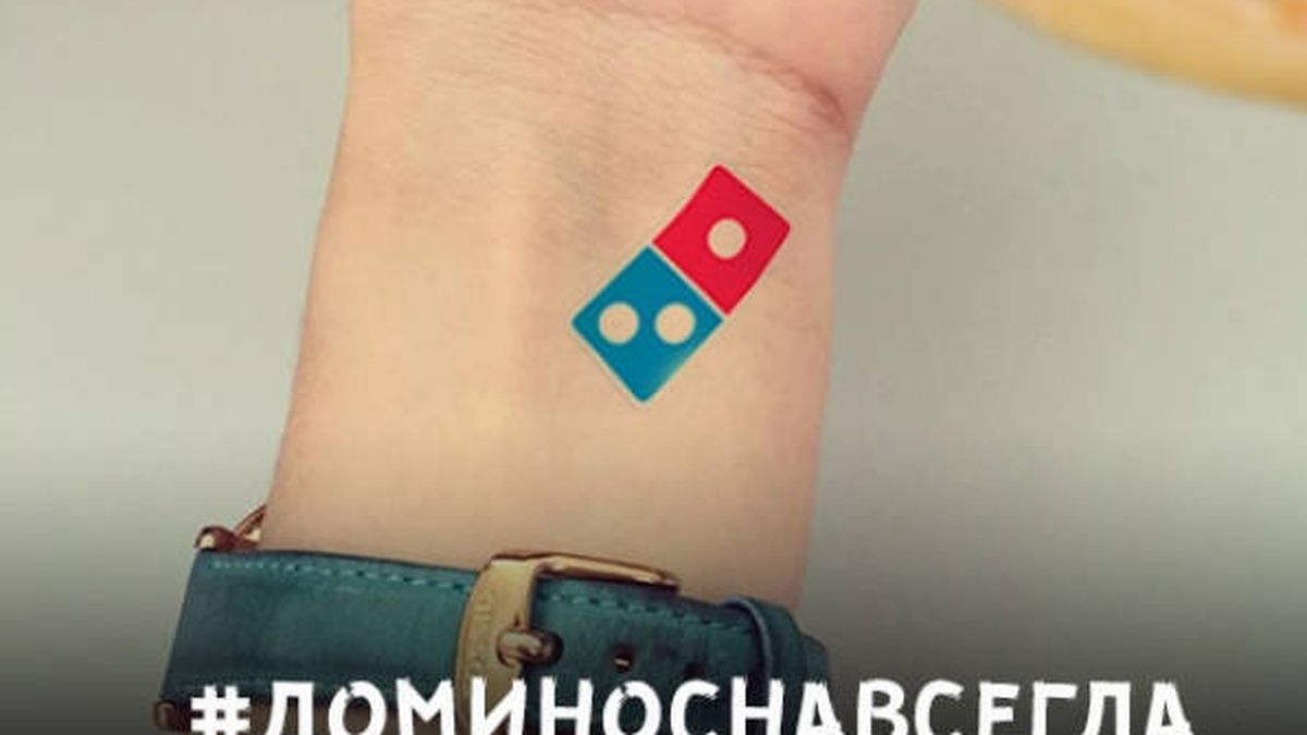 Domino's retira una promoción por su éxito: pizza gratis para siempre por tatuarte su logo
