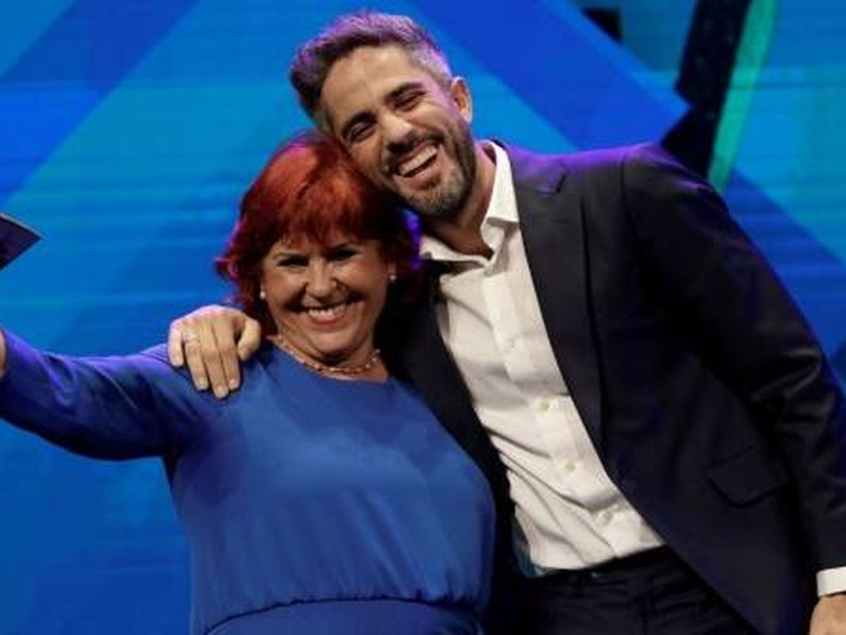Foto: Roberto Leal, acompañado por su madre en los Premios Ondas 2021. (EFE)