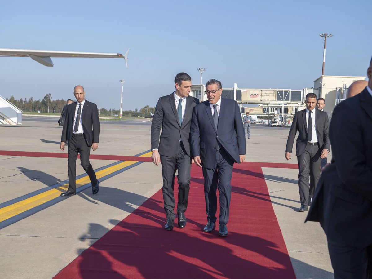 Foto: El primer ministro de Marruecos Aziz Akhannouch (C-R) recibe al presidente del Gobierno español Pedro Sánchez (C-L) , (EFE/EPA/Jalal Morchidi) 
