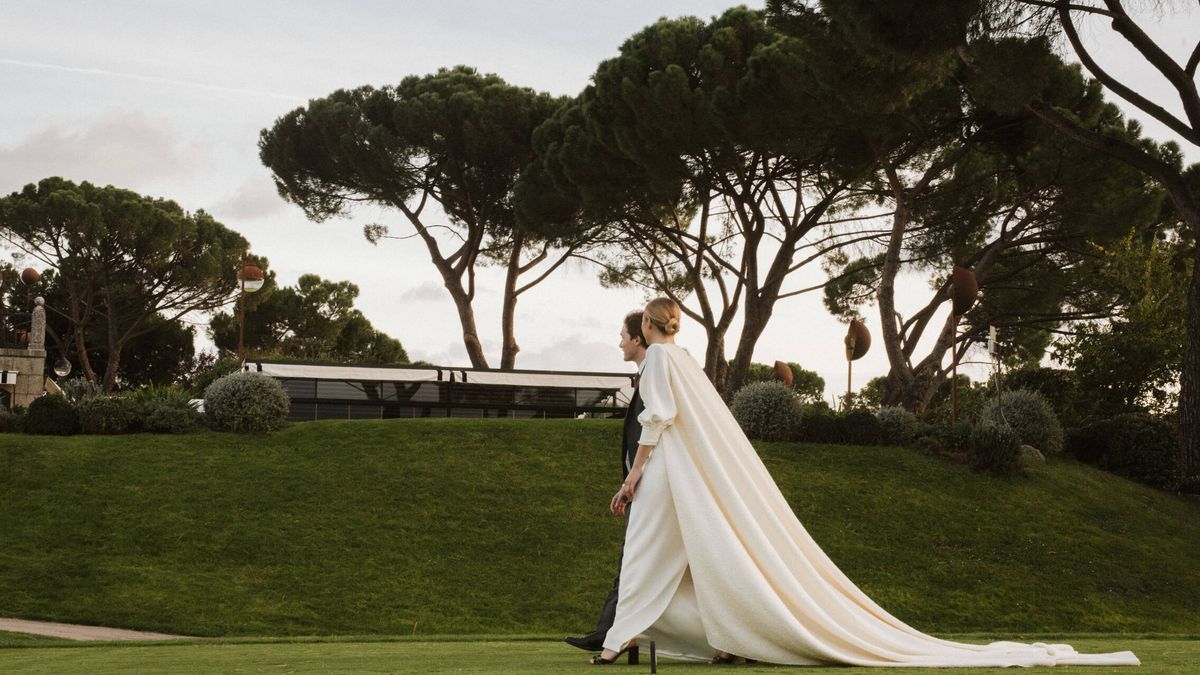 La boda de Clara y su vestido de novia desmontable con sabor francés para una boda en Madrid