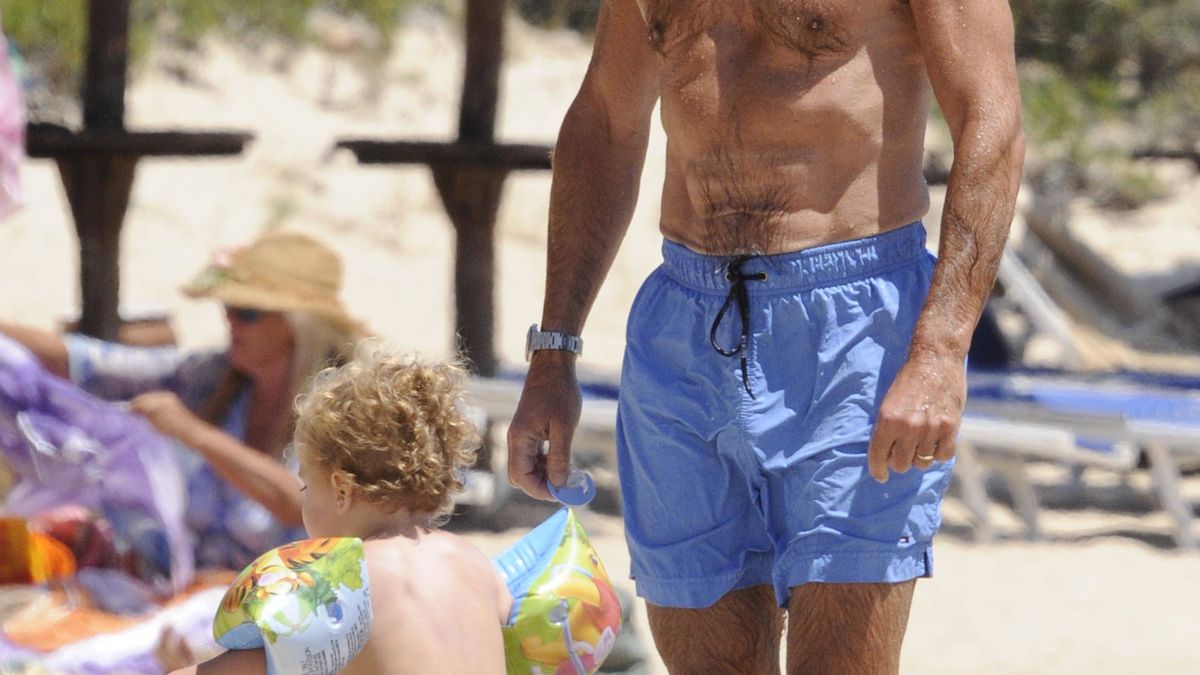 Aznar sustituye la hamaca de playa por una toalla en la arena de Guadalmina