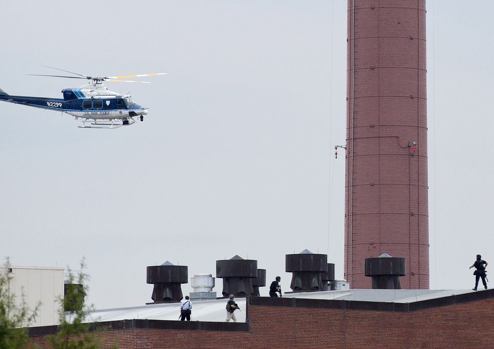 Foto: Agentes de la Policía y un helicóptero buscan a uno de los tiradores en la base de la Marina. (Reuters)
