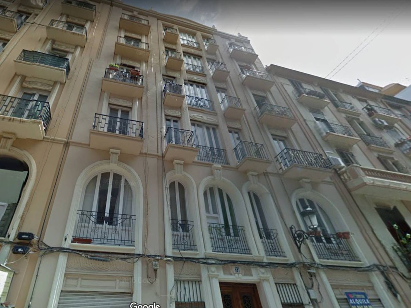 Un edificio de la calle Buenos Aires de Valencia cuyos inquilinos han sido todos desalojados para ofrecer apartamentos turísticos. (Google)