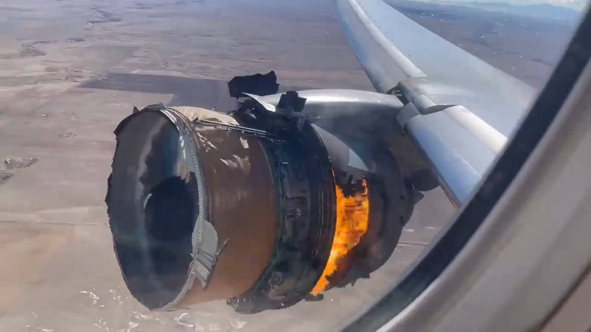 Dejan en tierra decenas de Boeing 777 tras la explosión de un motor