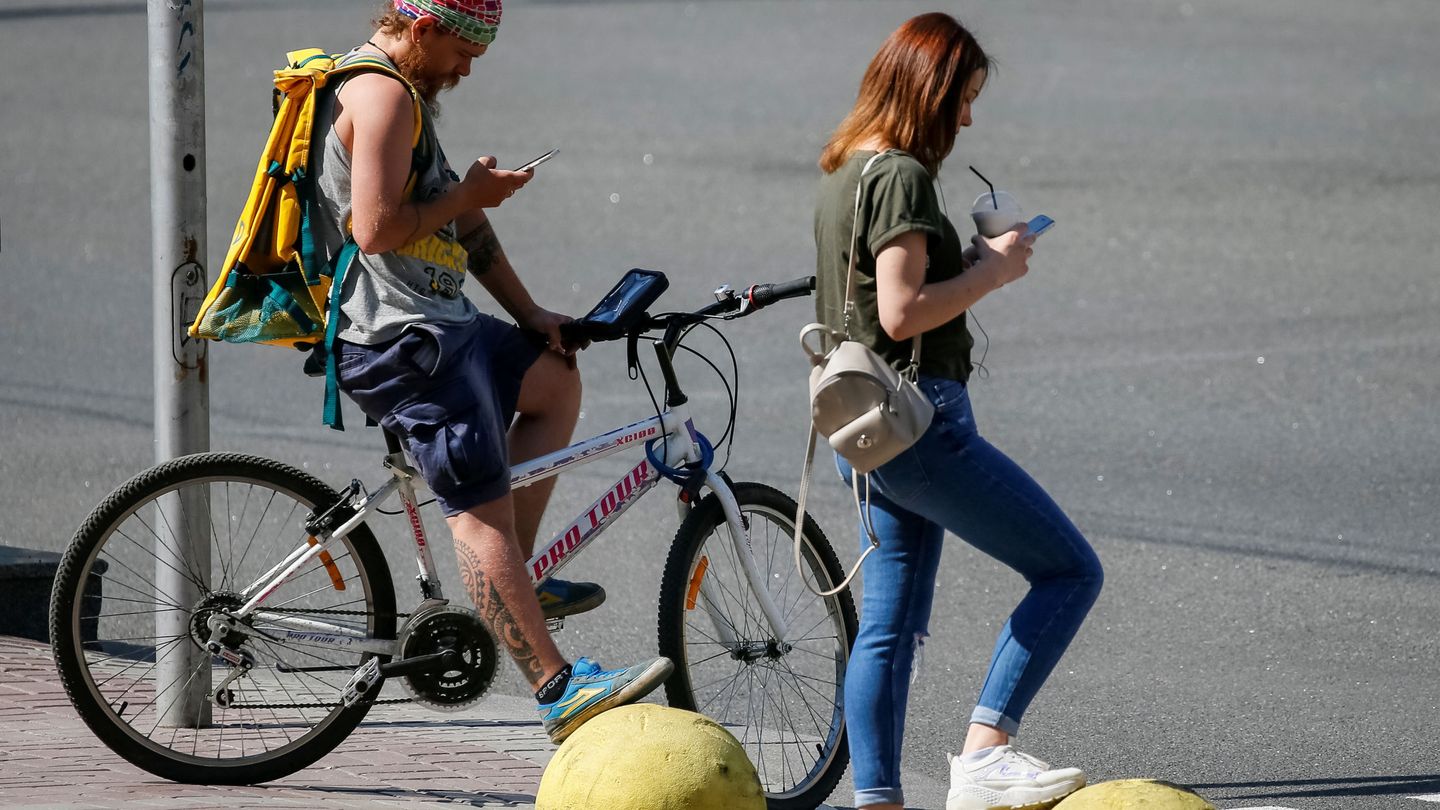 Ver el móvil en la calle se ha convertido en una costumbre en los últimos años. (Reuters)