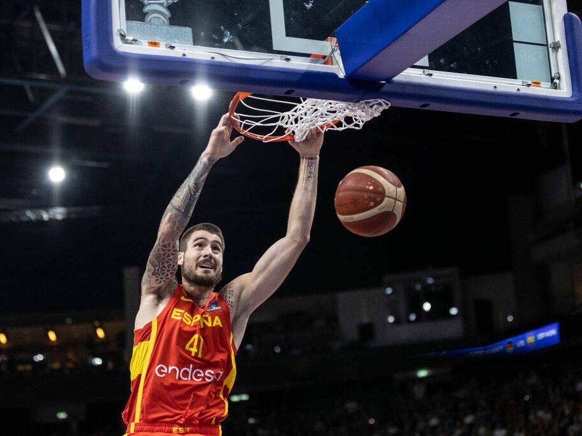 Foto: Juancho Hernangómez, machacando en el Eurobasket. (Getty/Maja Hitij)