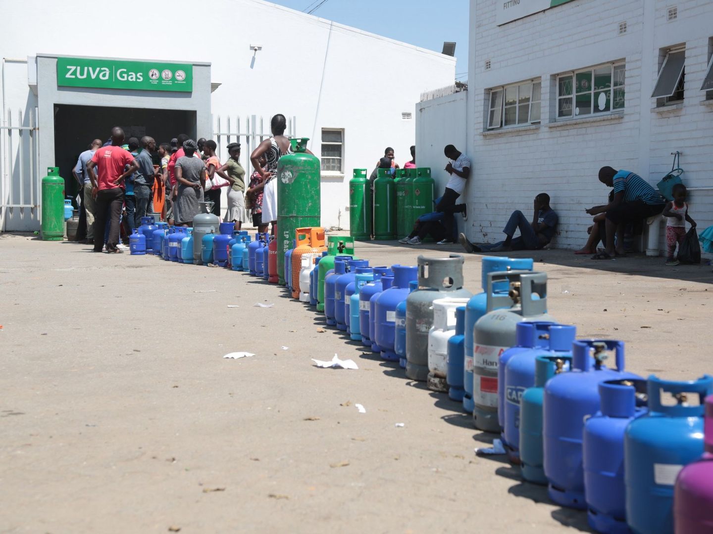 Una cola para obtener gas licuado, escaso en Zimbabue. (EFE)