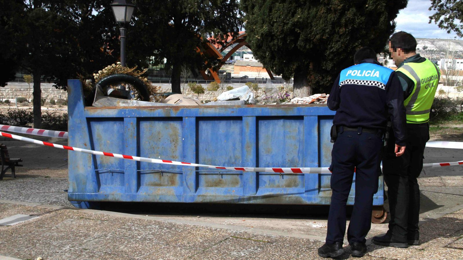 Foto: El contenedor donde fue hallado el cadaver. (A.Ojosnegros. El Norte de Castilla)