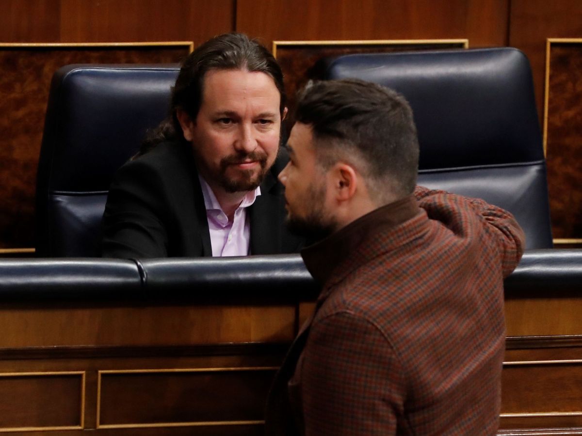Foto: El vicepresidente del Gobierno, Pablo Iglesias (i) conversa con el líder de ERC, Gabriel Rufián, en una sesión de control en el Congreso. (EFE)