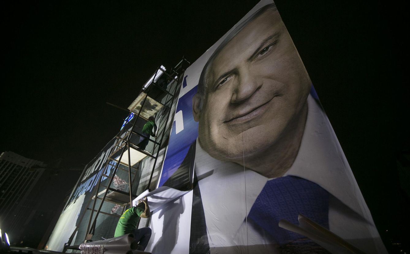 Trabajadores colocan un cartel del primer ministro Netanyahu en Tel Aviv (Reuters).