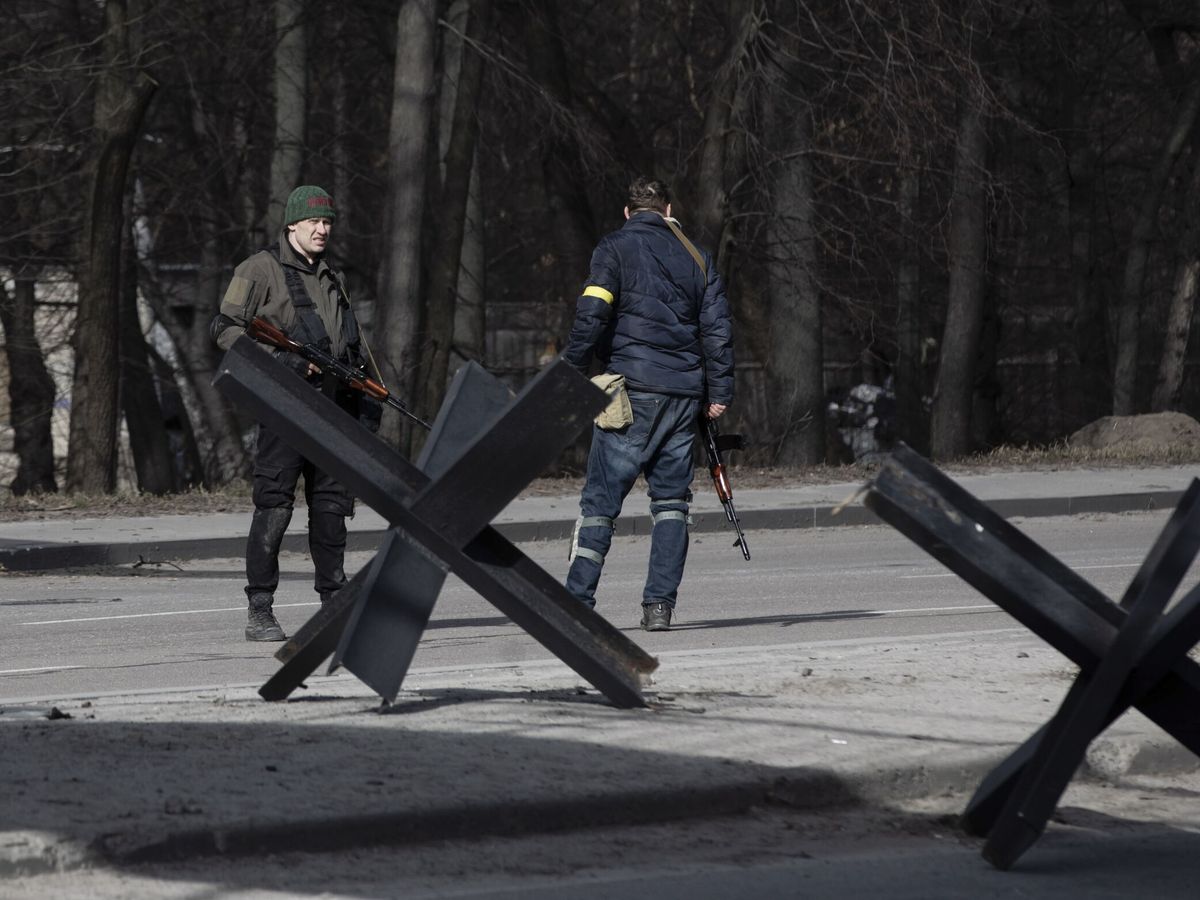 Foto: Fuerzas de defensa en las calles de Kiev. (Mikhail Palinchak/EFE)