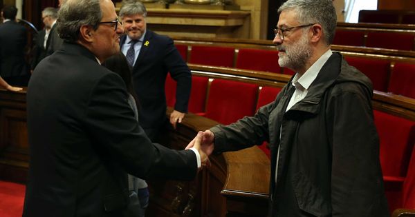 Foto: El nuevo presidente de la Generalitat, Quim Torra, saluda al portavoz de la CUP, Carles Riera. (EFE)