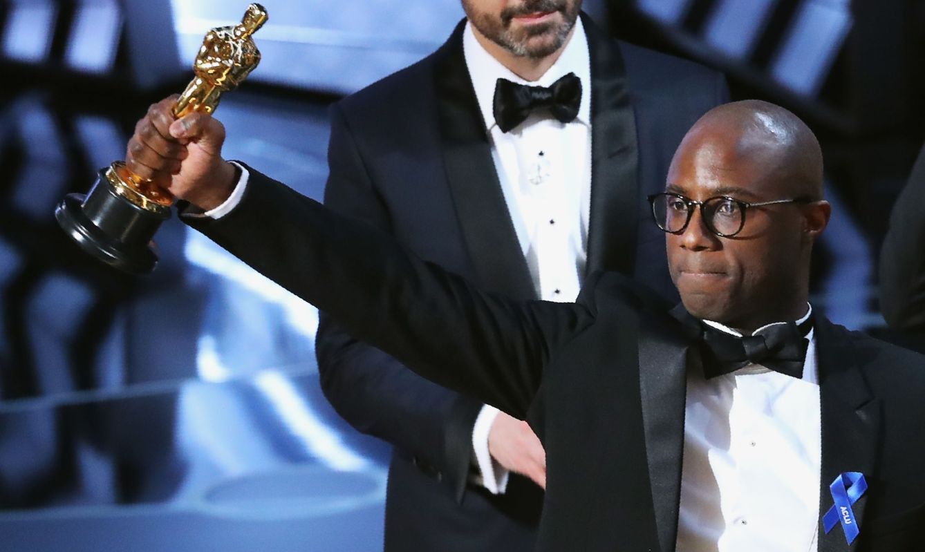 Barry Jenkins recoge el Oscar a Mejor película por 'Moonlight' (REUTERS Lucy Nicholson)