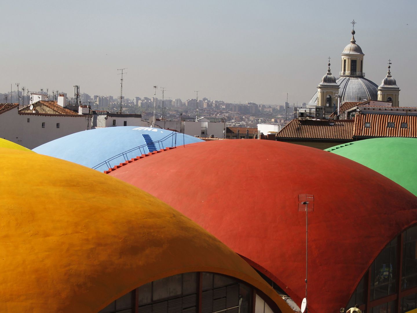 Vista del Mercado de la Cebada con el mural de casi 6.000 metros cuadrados realizado en 2013 por el grupo artístico Boamistura. (Fernando Alvarado/EFE)