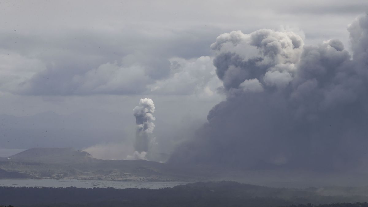 La erupción del volcán Taal en Filipinas obliga a evacuar a casi 25.000 personas