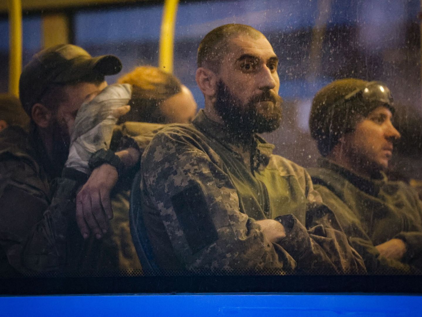 Militares ucranianos son evacuados de la acería de Azovstal. (EFE/EPA/Alessandro Guerra) 
