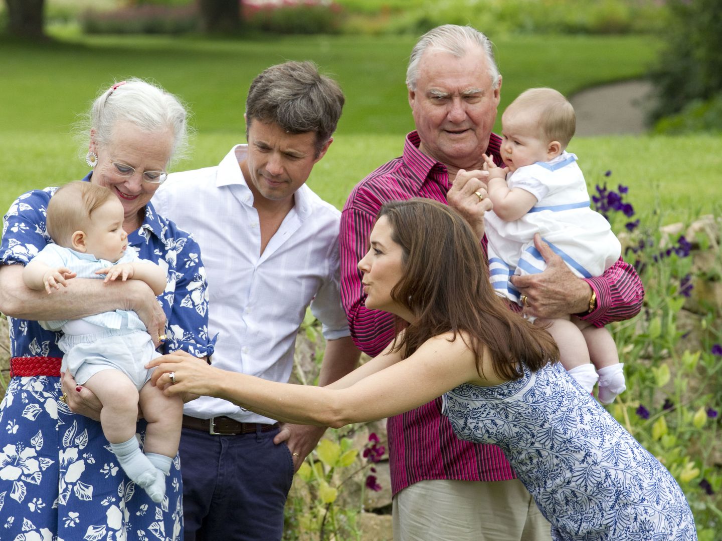El príncipe Henrik con su mujer, su hijo, su nuera y sus nietos