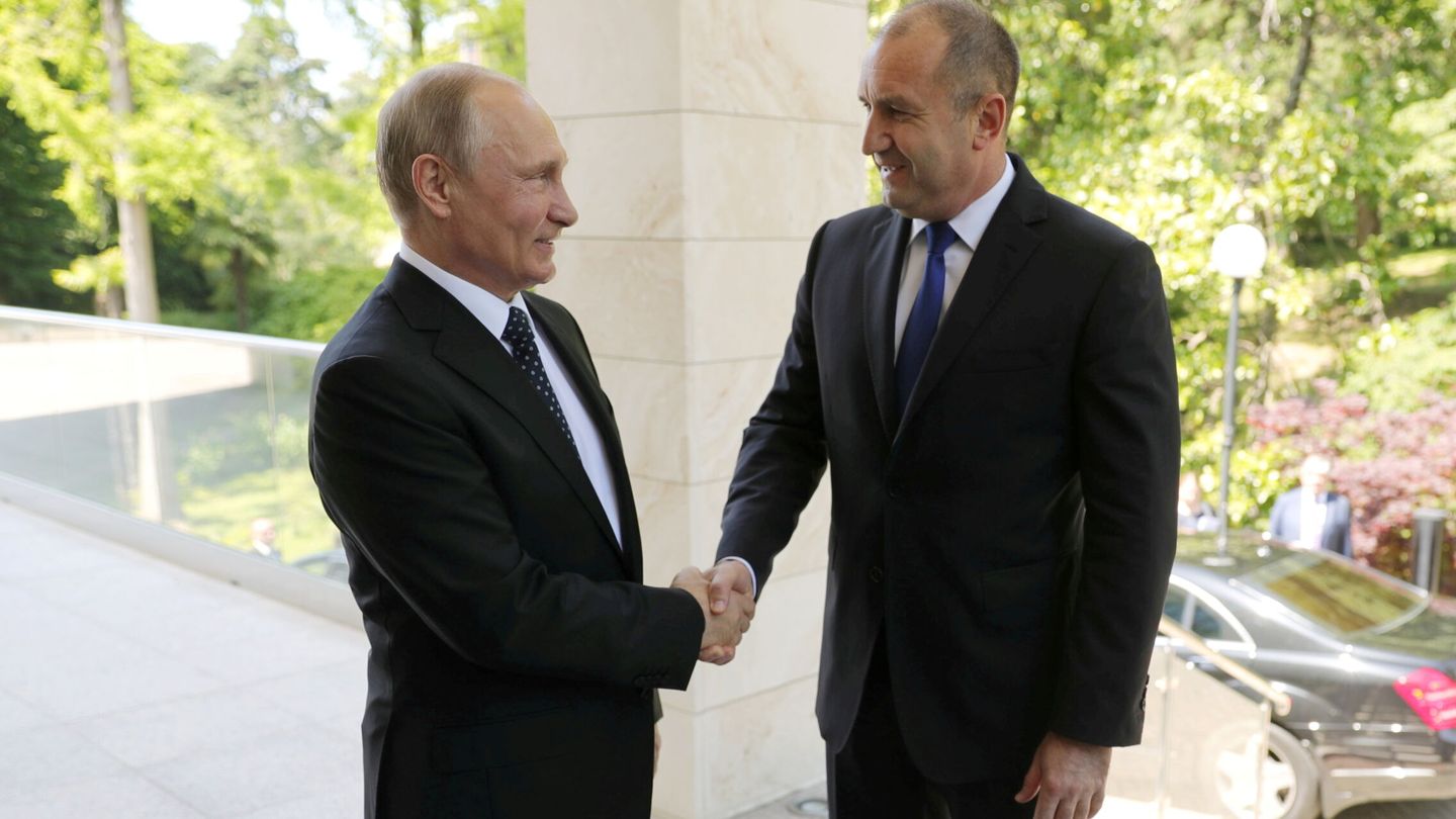 El presidente ruso, Vladimir Putin, junto a su homólogo búlgaro, Rumen Radev, en 2018. (Reuters)