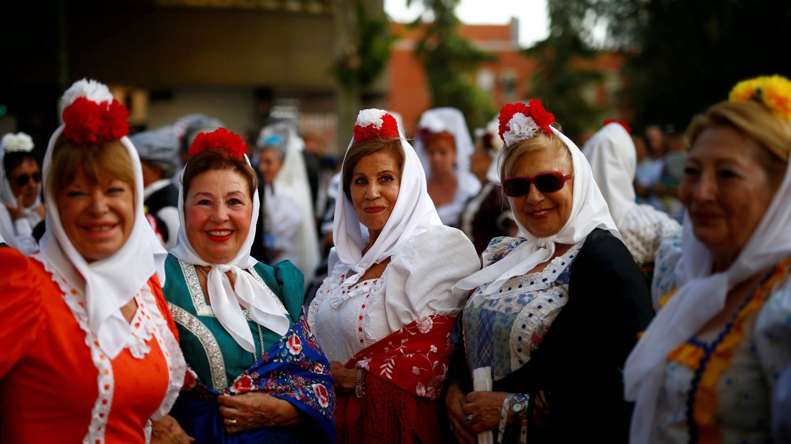 Foto: Mujeres vestidas de chulapa durante las fiestas de La Paloma de 2017 (REUTERS)
