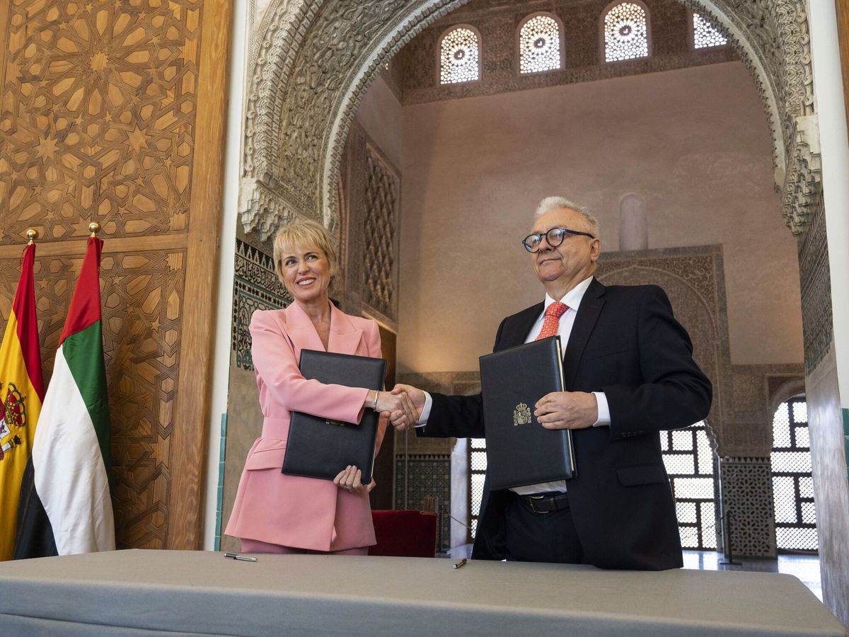 Foto: Carme Artigas y Horst Simon firman el acuerdo para la instalación en Granada de la sede europea de ADIA Lab, un centro del fondo soberano emiratí sobre Inteligencia Artificial. (EFE / Miguel Ángel Molina)