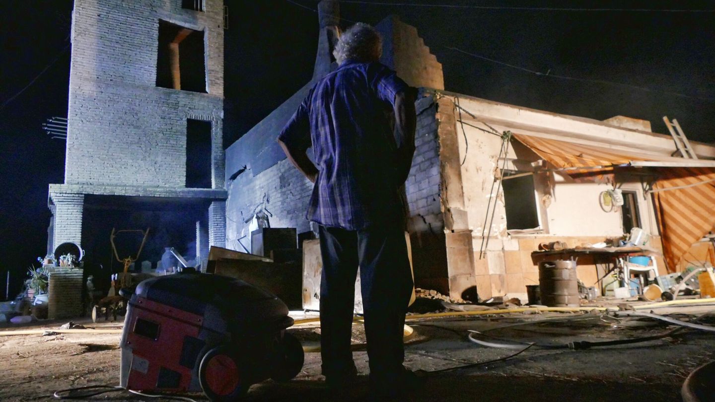 Un vecino de Bonares observa cómo ha quedado su casa tras el incendio. (EFE/David Arjona)