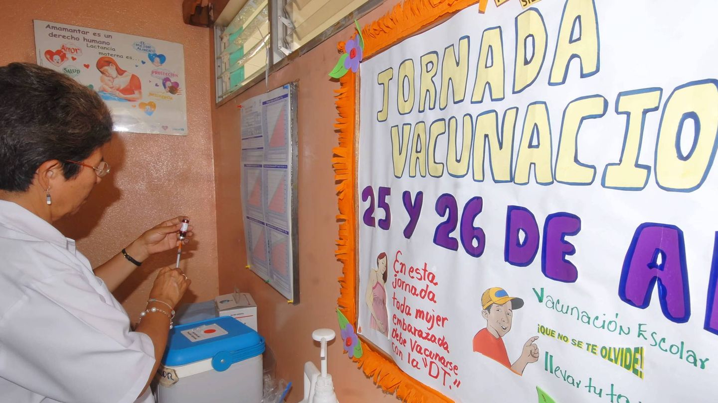 Una enfermera prepara una vacuna contra el sarampión en Nicaragua. (EFE)