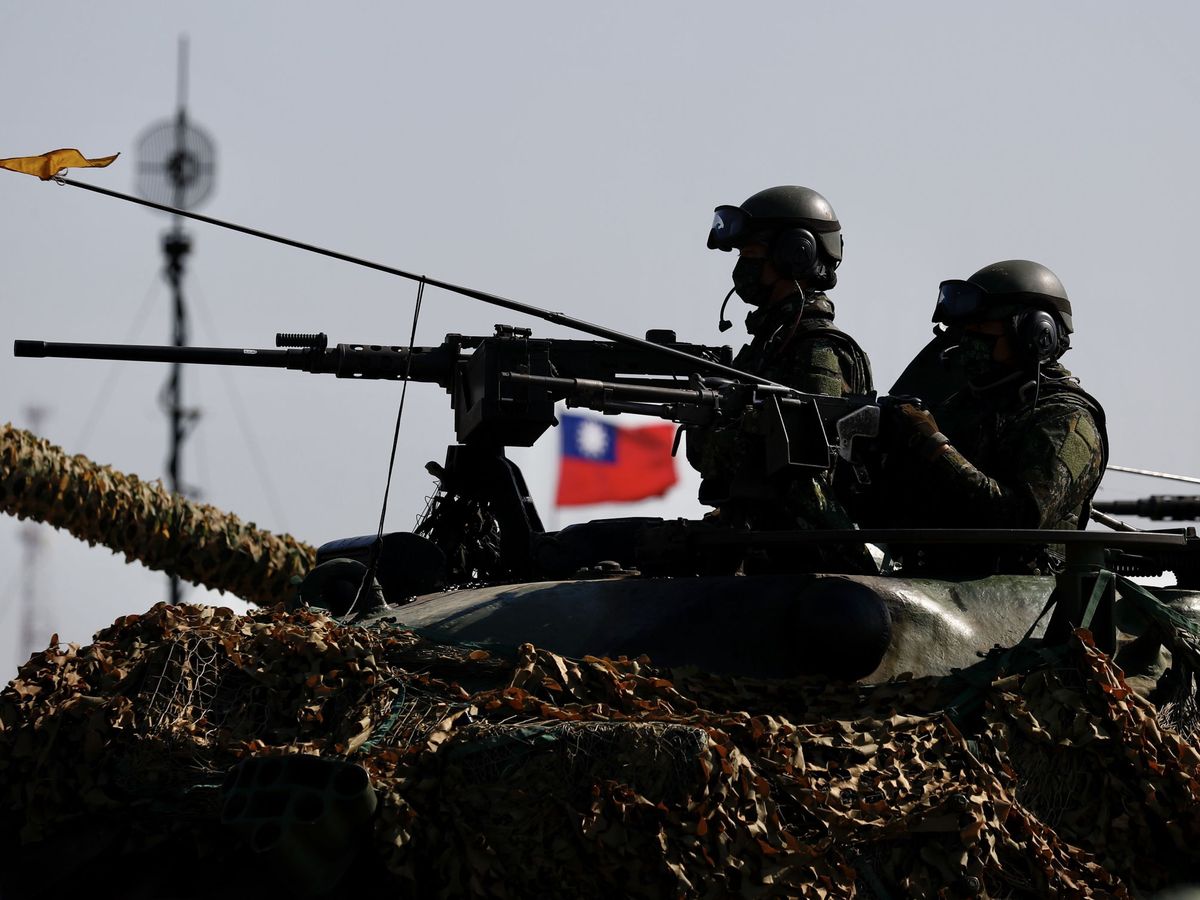 Foto: Soldados taiwaneses dentro de un carro de combate. (Reuters)