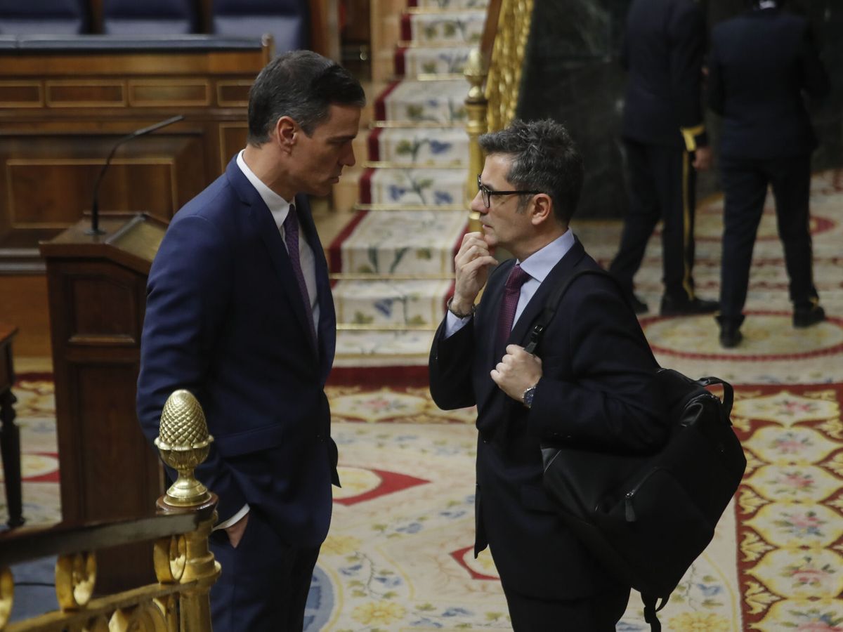 Foto: Pedro Sánchez conversa con Félix Bolaños. (EFE/Juan Carlos Hidalgo)