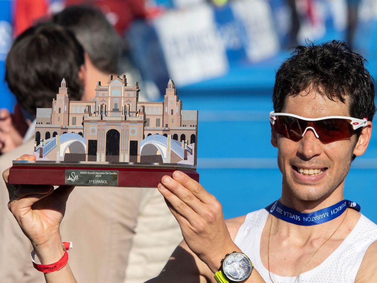 Foto: Javi Guerra, feliz, tras su éxito en el maratón de Sevilla. (Efe)