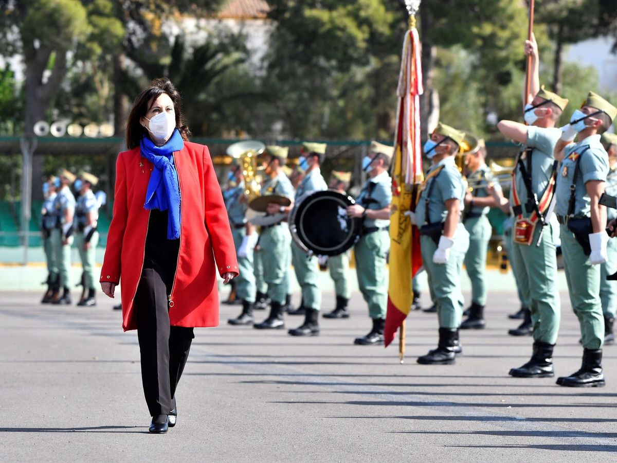 Foto: La ministra de Defensa, Margarita Robles, pasa revista a las tropas. (EFE)