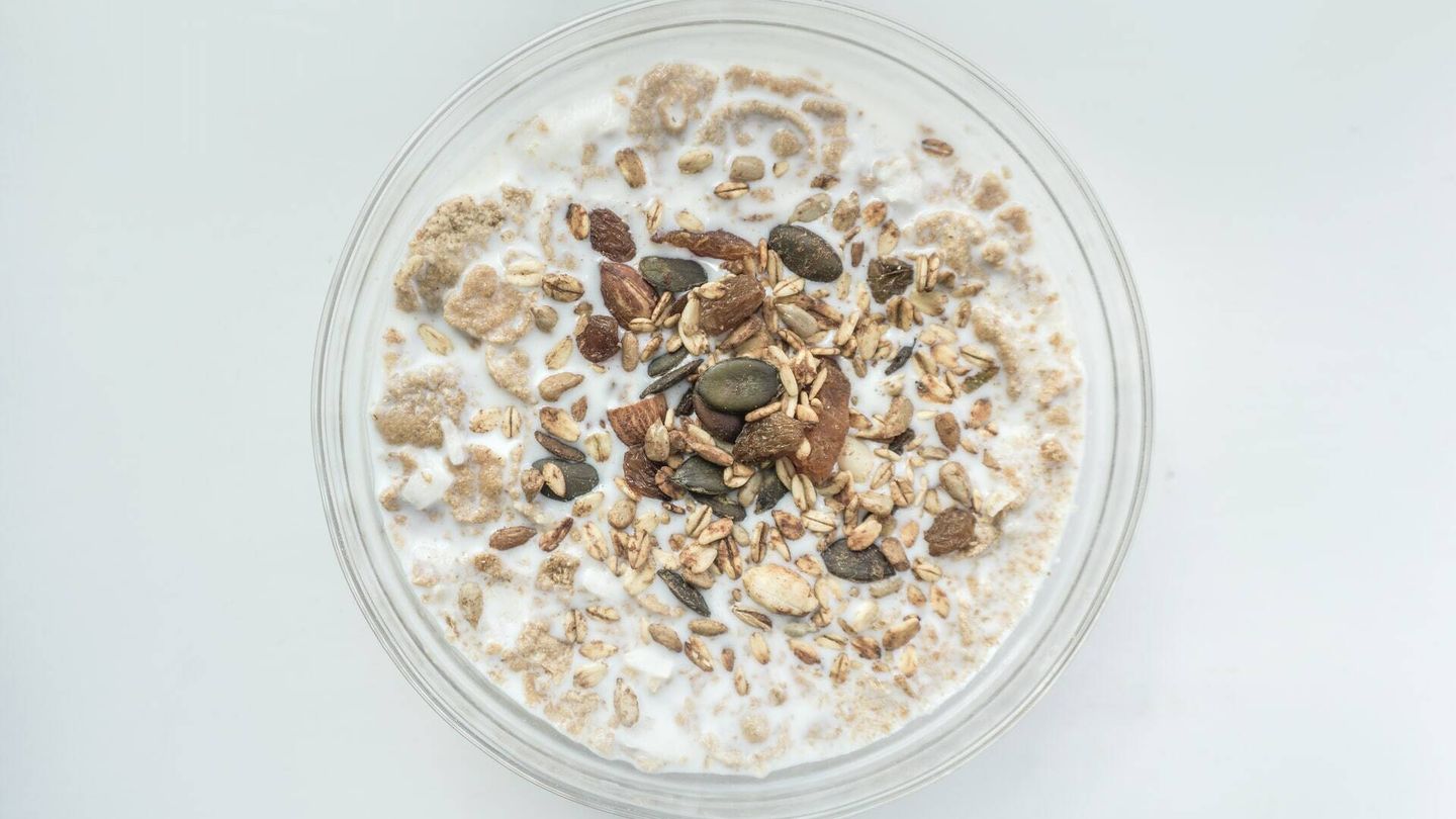 En caso de ser un amante de los cereales, tienes la oportunidad de echar copos de avena en tu tazón de leche. (Unsplash)
