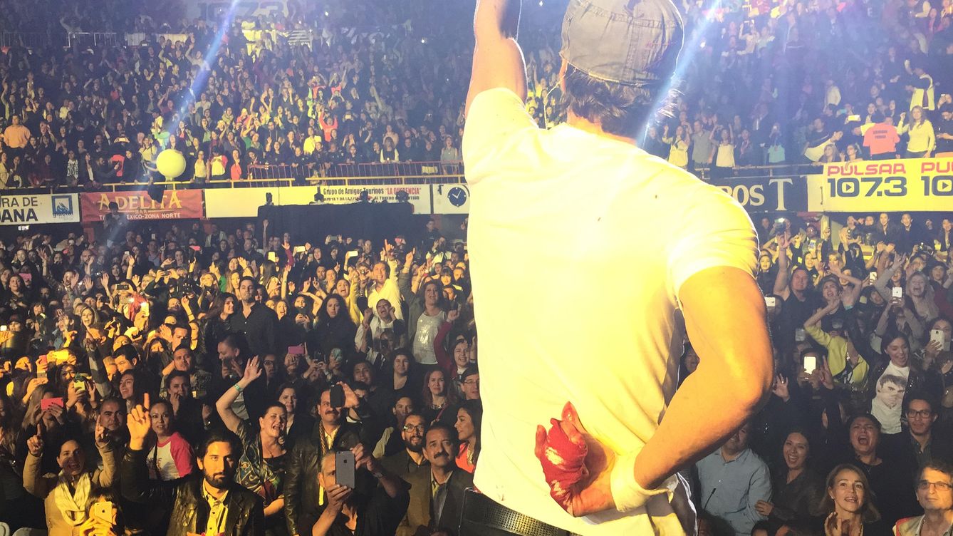 Foto: Enrique Iglesias con la mano vendada durante su concierto en Tijuana (Gtres)