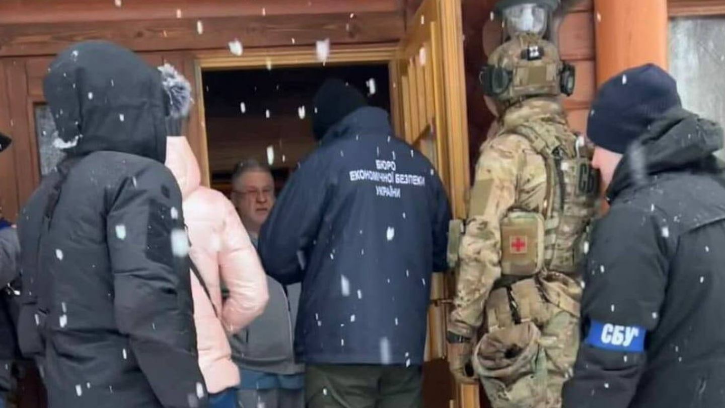 Agentes de las fuerzas del orden ucranianas registran la casa de Ihor Kolomoyskyi, uno de los empresarios más influyentes de Ucrania, el 1 de febrero. Foto: babel.ua.