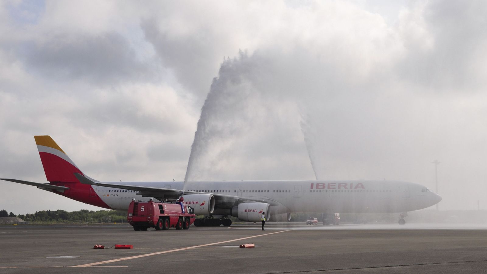Foto: Avión A330-200 de Iberia durante un bautizo de agua que ha recibido tras su aterrizaje en Tokio. (EFE)