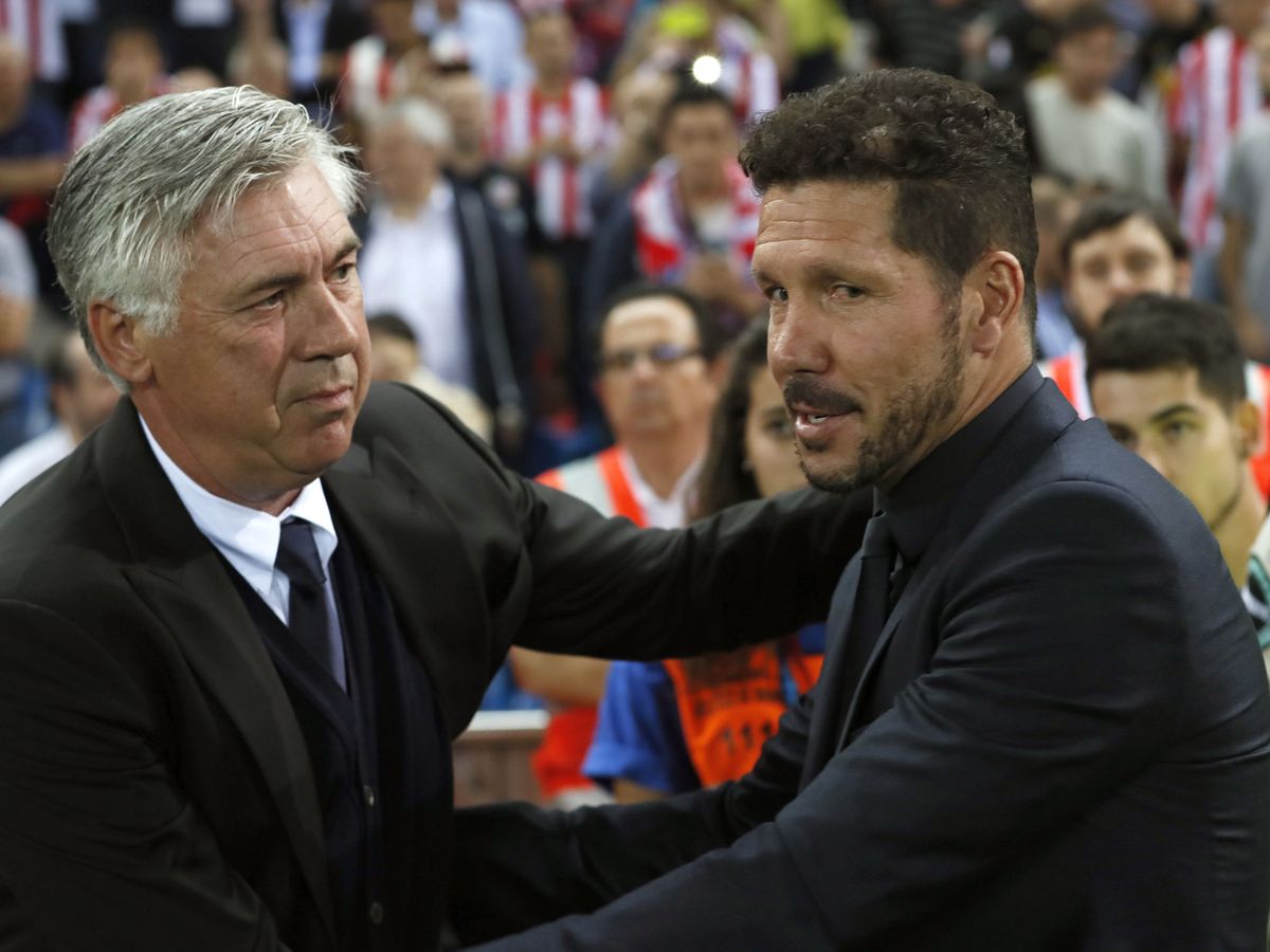 Foto: Ancelotti y Simeone se saludan antes de un encuentro. (EFE/Ballesteros)