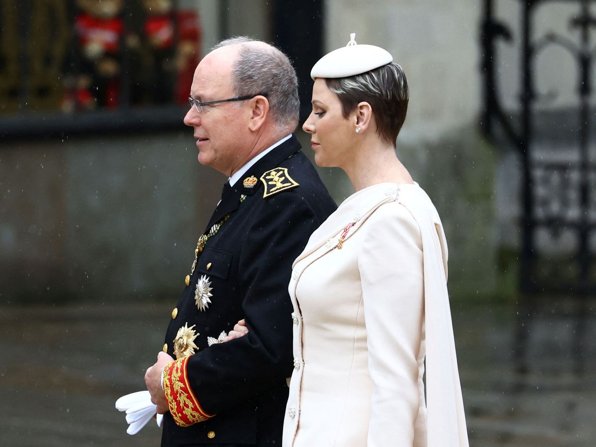 Foto: Los príncipes de Mónaco, Alberto y Charlène, en la coronación de Carlos III. (Reuters/Lisi Niesner)