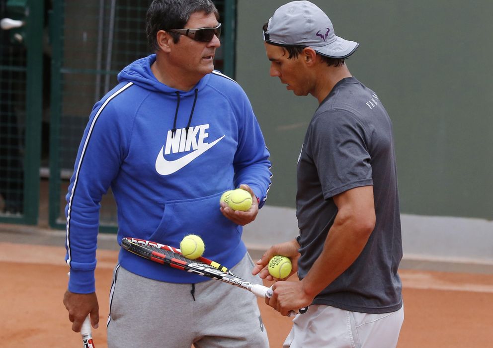 Foto: Toni Nadal dialoga con Rafa durante un entrenamiento en Roland Garros.