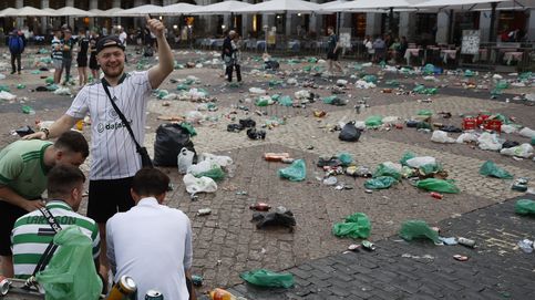 “Y vuelven a beber”: el hartazgo de los vecinos de la plaza Mayor por la invasión de 'hooligans'